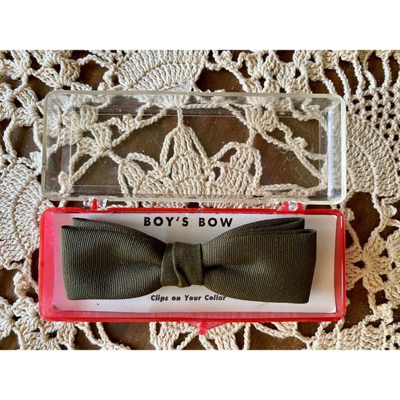 Vintage BOYS BOW TIE - Clip On - Olive Green  - Original Red Plastic Case - Picture 1 of 7